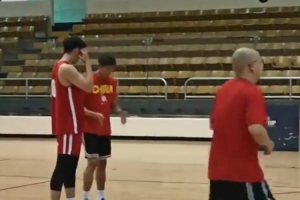 备战八强赛前训练 男篮助教李昂单独指导王俊杰 期待今晚精彩表现